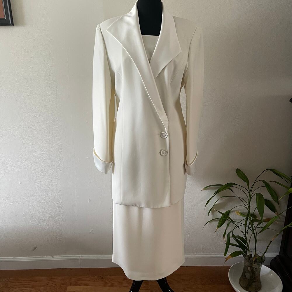 Women's Cream Two-Piece Skirt Set with Tailored Blazer